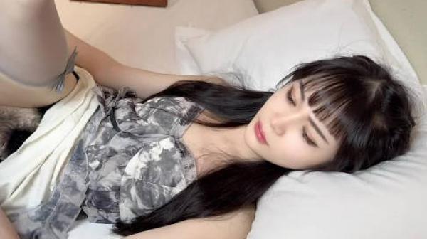 小姑娘森林迷路被色狼诱骗家中强上